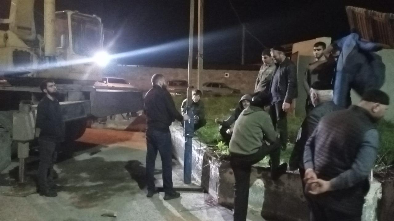 В сельском поселении Экажево по улице Сакалова проведены работы по установке водяного насоса.