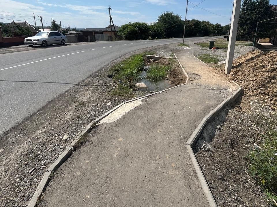 По обращению жителей улицы А. Горчханова сельского поселения Плиево по вопросу подтопления жилых домовладений после выпадения осадков и предполагаемого перекрытия дренажной трубы, проходящей под автомобильной дорогой, и. о. главы администрации Назрановско.