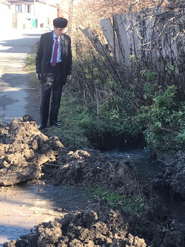 По улице Нагорная с.п. Сурхахи ликвидируют порыв воды.