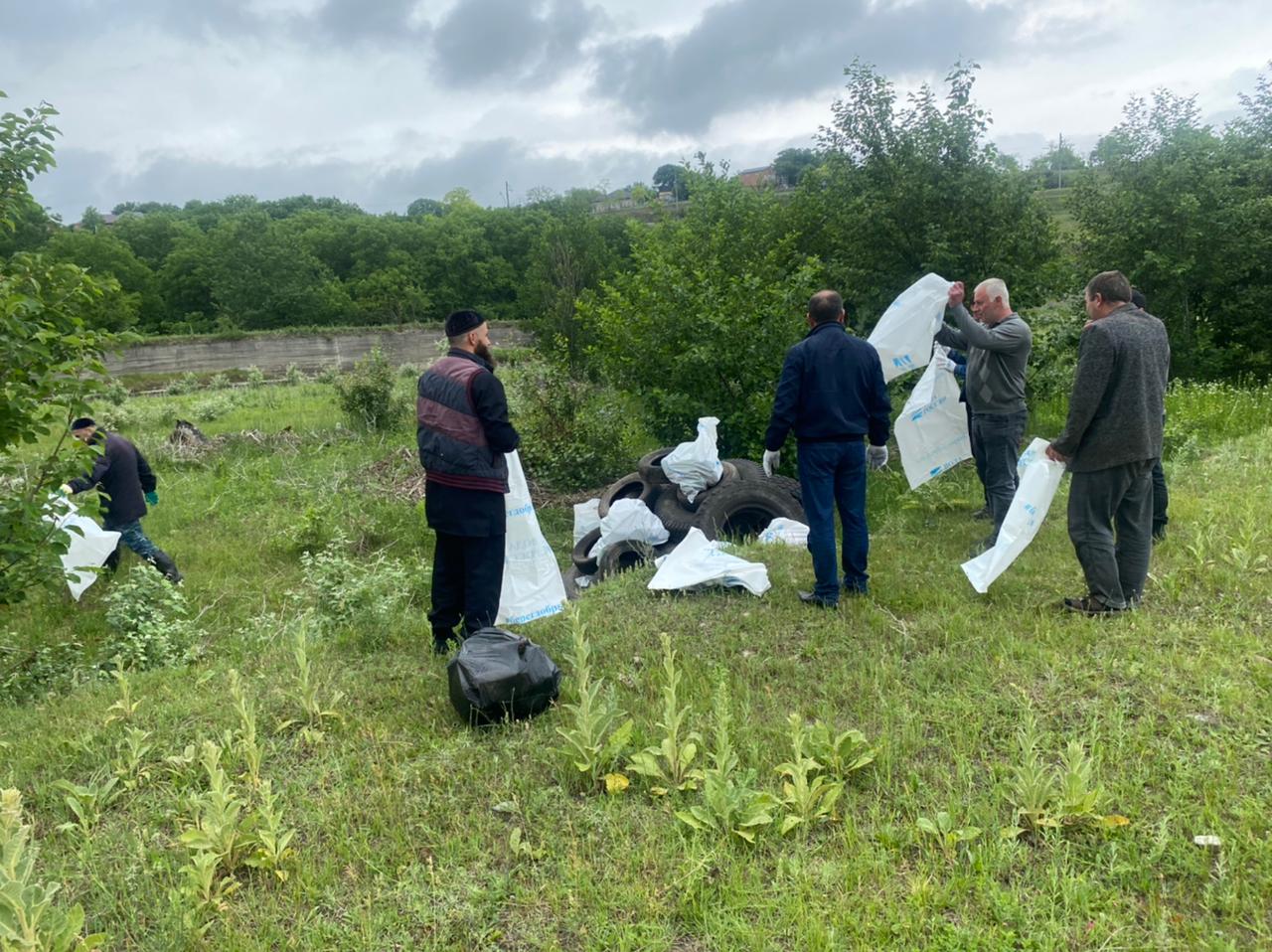 В с.п. Барсуки продолжают  уборку территории.