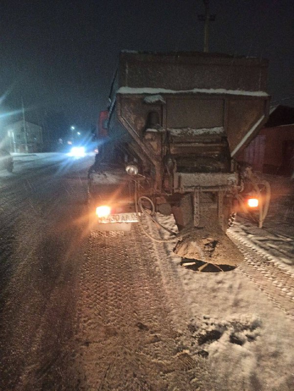 В с.п.Барсуки провели работу по борьбе с гололедом на автомобильных дорогах.