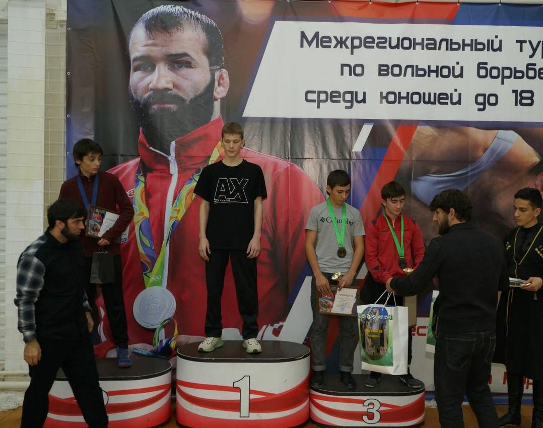 Воспитанник Долаковской спортивной школы продемонстрировал свои способности на межрегиональном турнире по вольной борьбе в городе Малгобек.