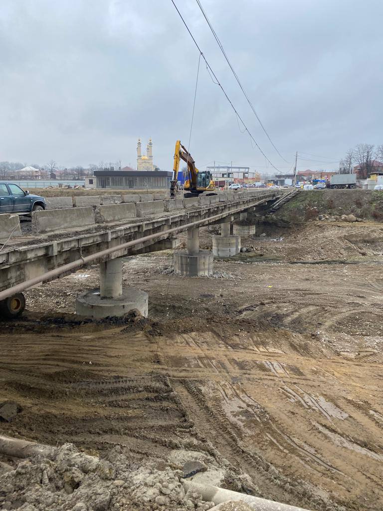 В рамках национального проекта «Безопасные качественные дороги продолжается реконструкция моста через реку Сунжа на автодороге «Экажево-Сурхахи».