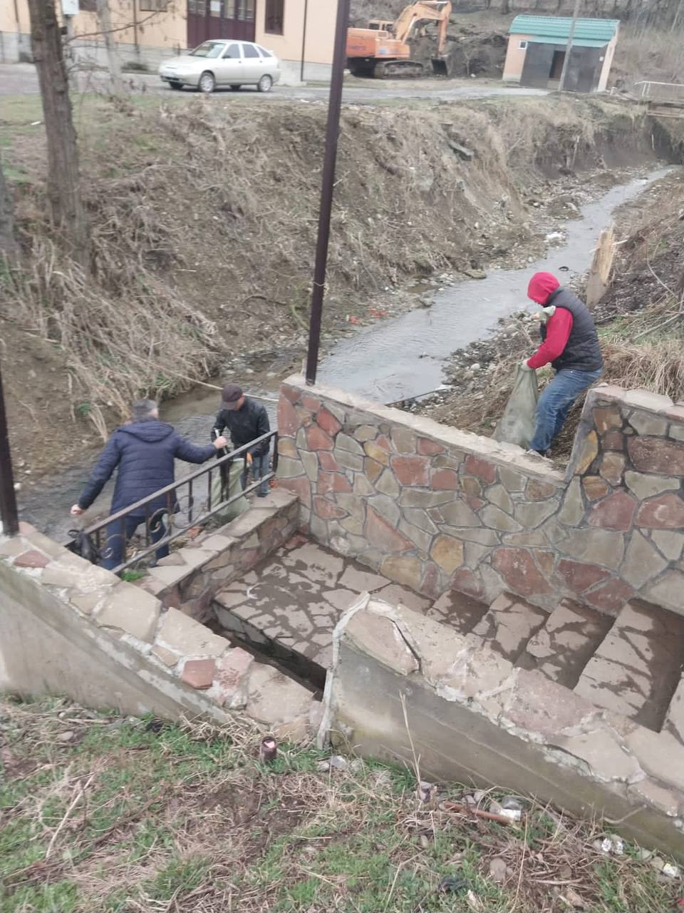 В Яндаре дружно  убрали территорию.