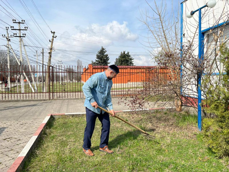 Коллектив спорт школы Кантышево продолжает наводить чистоту в родном селе.