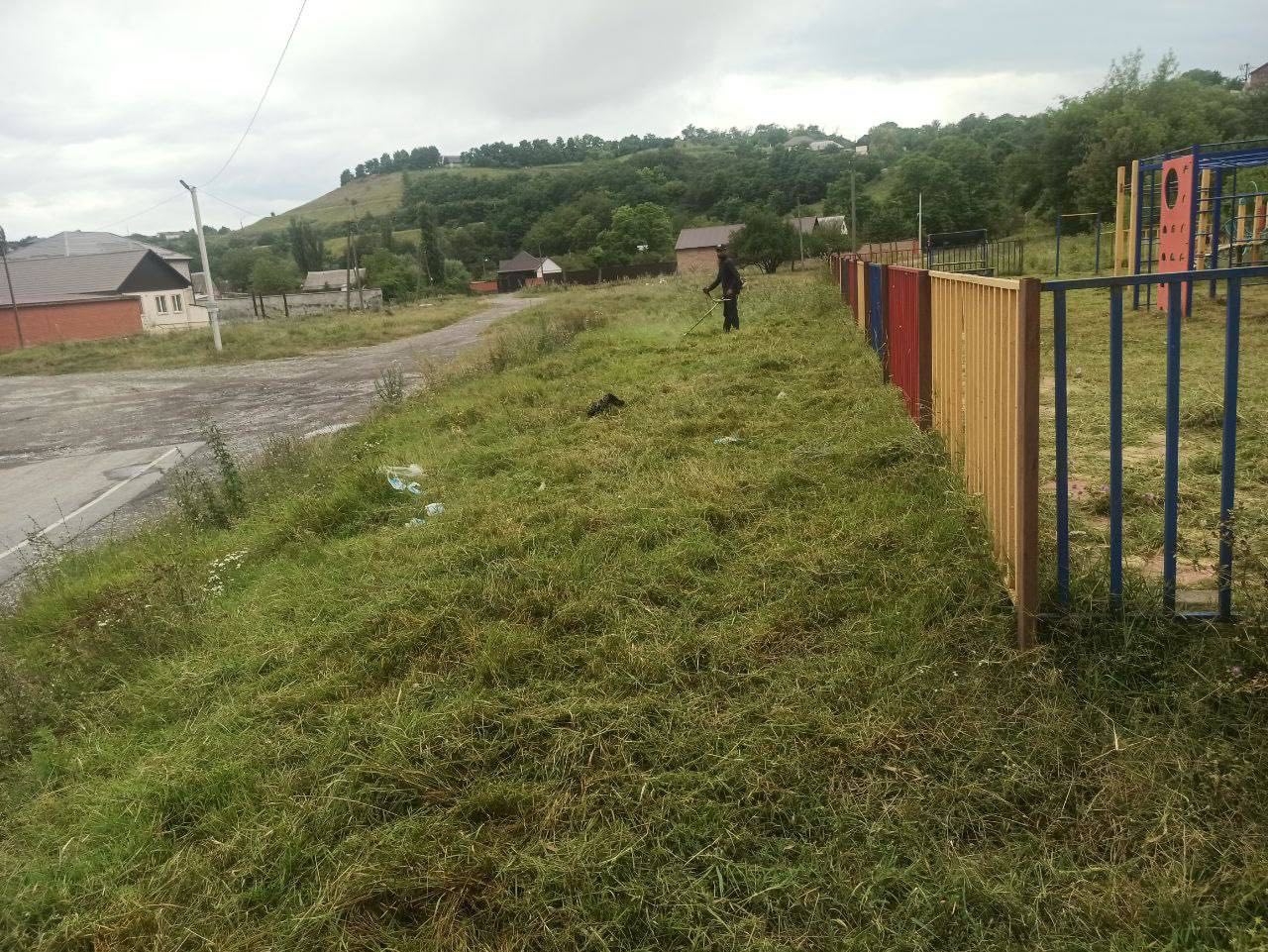 В с.п. Барсуки проводят работы по благоустройству.