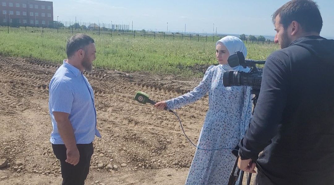 Прямо сейчас: начальник отдела ГА и ЖКХ даёт интервью по строительству дороги в сельском поселении Али-Юрт.