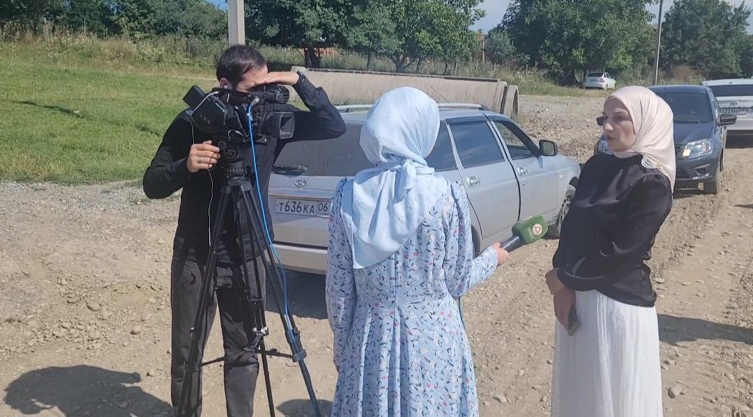 НТРК &quot;Ингушетия&quot; проводит репортаж в сельском поселении Сурхахи возле строящейся школы, на данном этапе здесь проходит подготовка ремонта дороги.