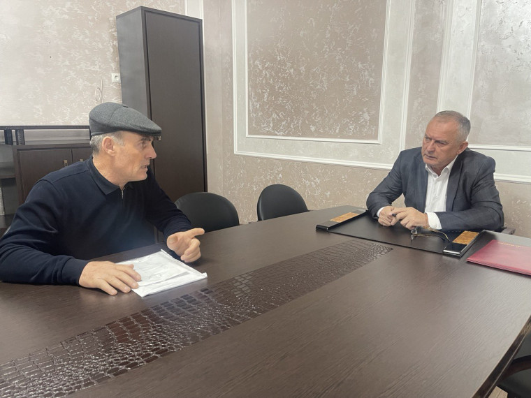 Вопрос разрешение на строительства интересовал гражданина обратившегося на прием к главе района. Вопрос разрешение на строительства интересовал гражданина обратившегося на прием к главе района.