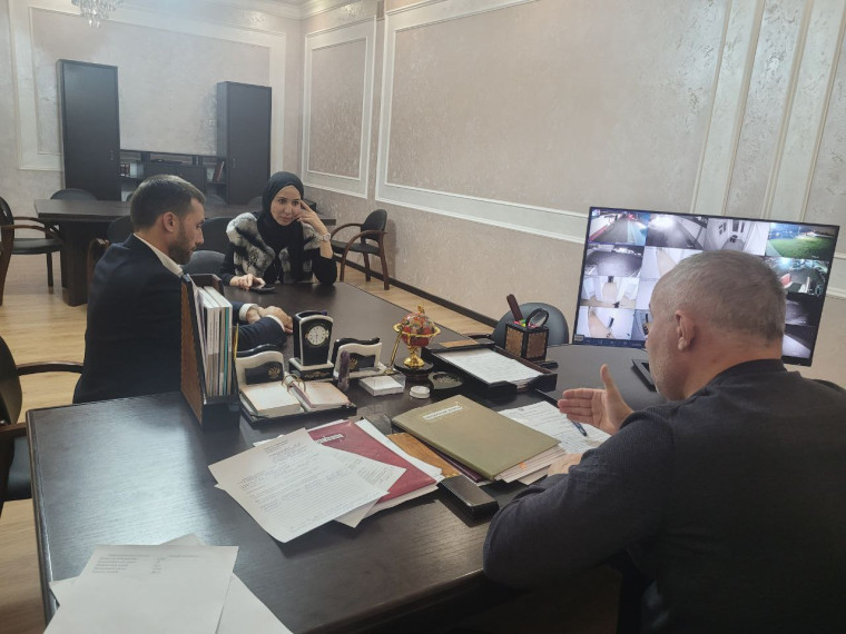 Выслушал обращения жительницы нашего района. Выслушал обращения жительницы нашего района.