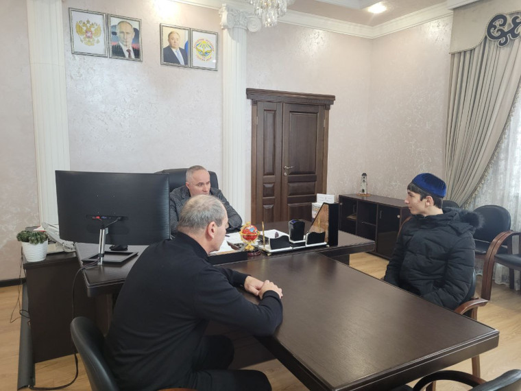 "Рад тем, что наша молодежь проявляет активную гражданскую позицию" - Глава Назрановского района Измайлов А.С.. "Рад тем, что наша молодежь проявляет активную гражданскую позицию" - Глава Назрановского района Измайлов А.С..