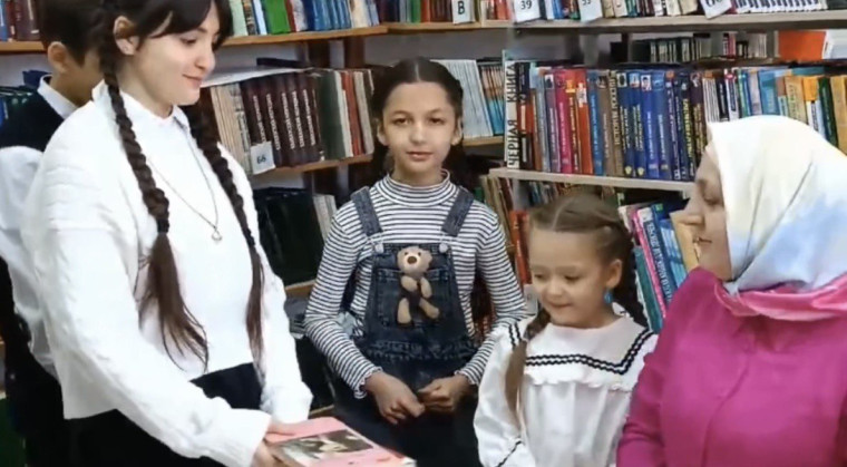 Воспитанники библиотеки с.п.Долаково приносят любимые и полезные книги детям Токмакского района.. Воспитанники библиотеки с.п.Долаково приносят любимые и полезные книги детям Токмакского района..
