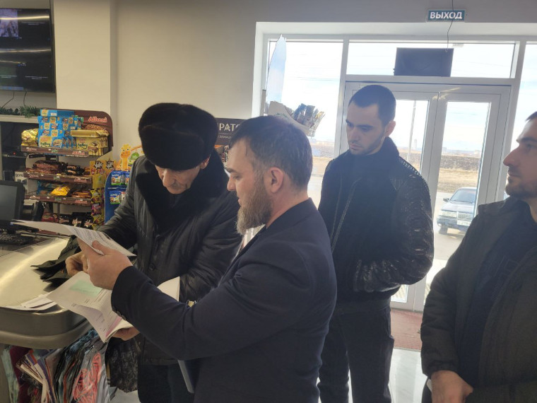 Комиссионная группа администрации обследовала продуктовые магазины района. Комиссионная группа администрации обследовала продуктовые магазины района.