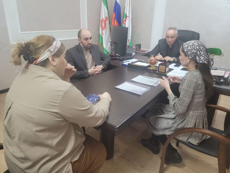 Амирхан Измайлов выслушал у себя на приеме обратившихся к нему граждан. Амирхан Измайлов выслушал у себя на приеме обратившихся к нему граждан.