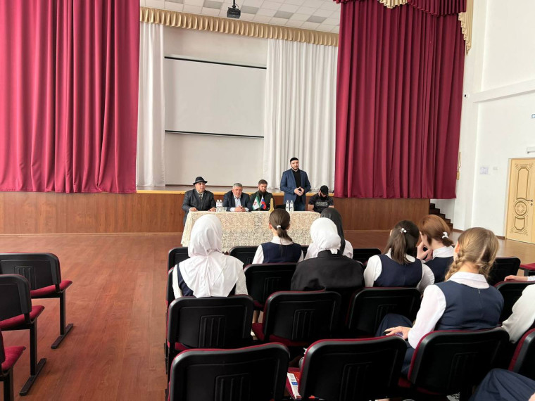 Сотрудники муниципалитета обсудили проблемы наркомании и терроризма со школьниками. Сотрудники муниципалитета обсудили проблемы наркомании и терроризма со школьниками.