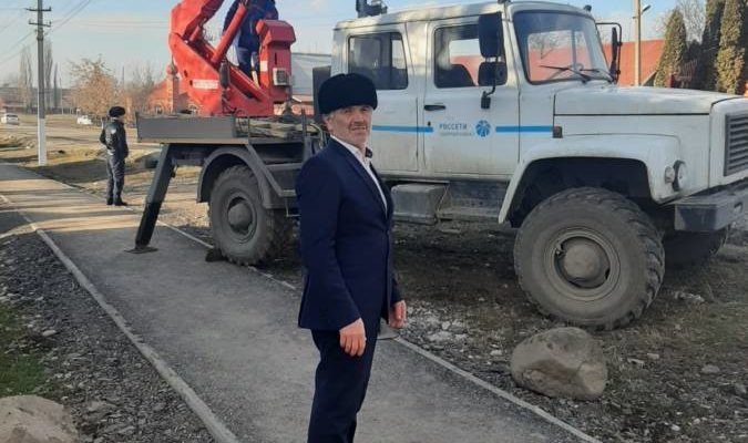 В с.п. Али-Юрт на одной из улиц стало светлее. В с.п. Али-Юрт на одной из улиц стало светлее.