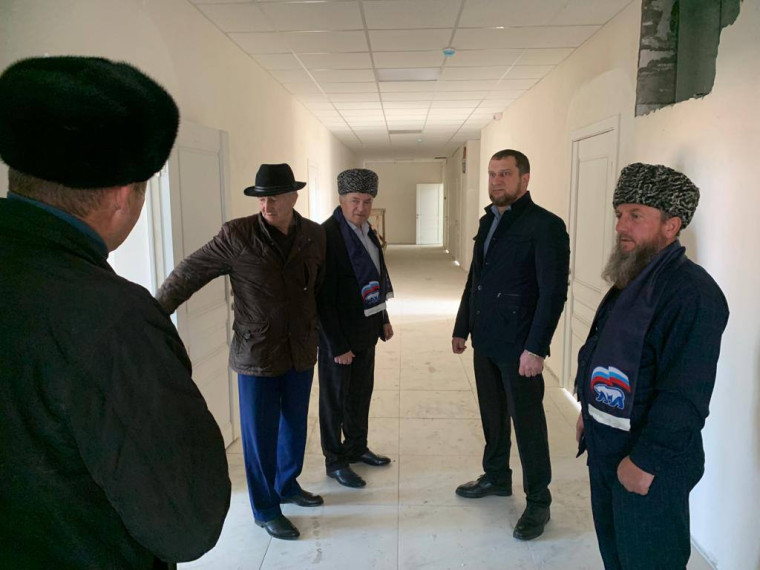 «Партийный десант» оценил ход строительства новой участковой больницы в Кантышево. «Партийный десант» оценил ход строительства новой участковой больницы в Кантышево.