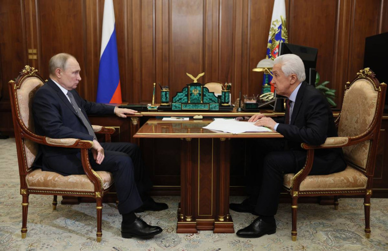 Владимир Путин: «Единая Россия» формулирует инициативы по важнейшим направлениям социально-экономического развития и защите прав граждан Президент поблагодарил партию за патриотическую позицию, которую она занимает. Владимир Путин: «Единая Россия» формулирует инициативы по важнейшим направлениям социально-экономического развития и защите прав граждан Президент поблагодарил партию за патриотическую позицию, которую она занимает.