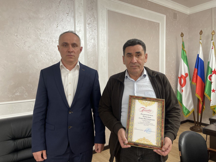 Глава Назрановского района грамотой специалиста ВУС с.п. Гази-Юрт. Глава Назрановского района грамотой специалиста ВУС с.п. Гази-Юрт.