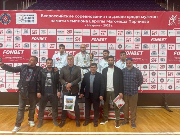 Тренер по дзюдо СШ «Чемпион» с.п. Яндаре завоевал золотую медаль на Всероссийском турнире. Тренер по дзюдо СШ «Чемпион» с.п. Яндаре завоевал золотую медаль на Всероссийском турнире.
