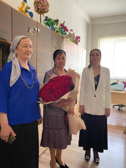 Заместитель Главы Назрановского района Хаутиева Эсет поздравила с праздником. Заместитель Главы Назрановского района Хаутиева Эсет поздравила с праздником.