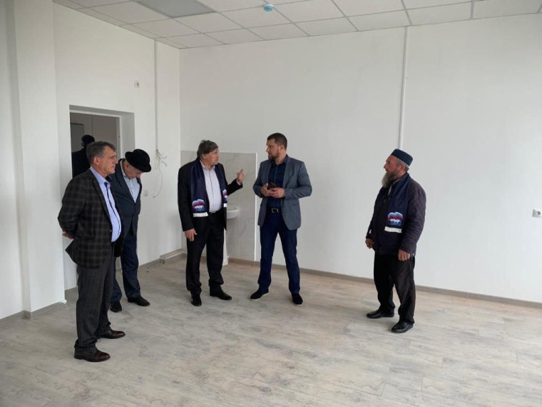 «Партийный десант» оценил ход строительства новой участковой больницы в Кантышево. «Партийный десант» оценил ход строительства новой участковой больницы в Кантышево.